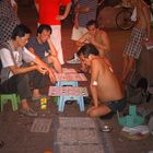 Abendliches Brettspiel auf Honkongs Straßen