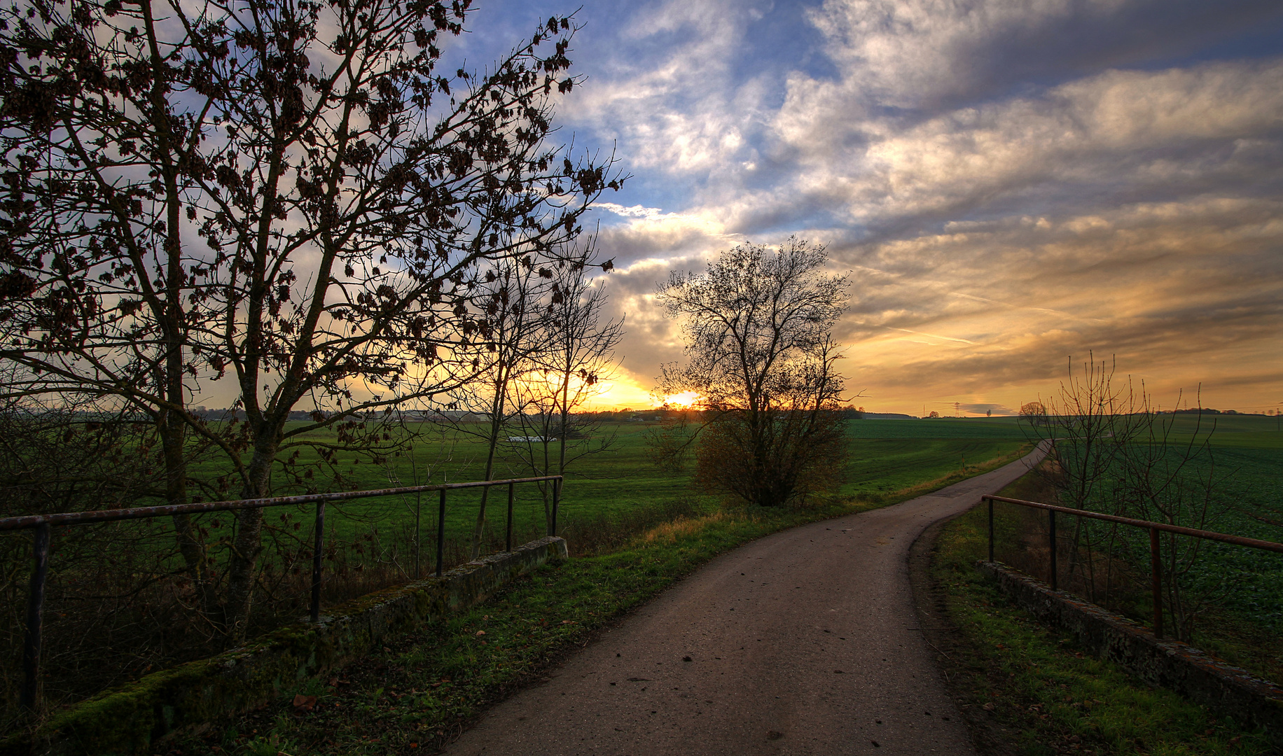 Abendliches Flair auf dem Landweg.