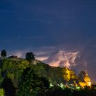 Abendliches Gewitter mit Blitzen und Startrails.