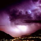 Abendliches Gewitter über Meran bis Bozen