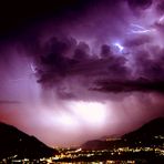 Abendliches Gewitter über Meran bis Bozen