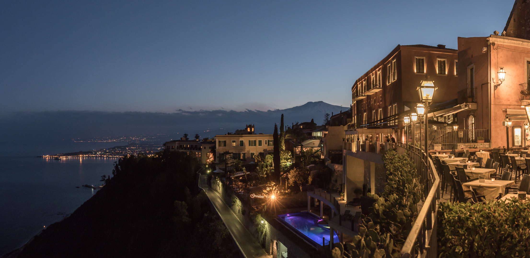 Abendliches Panorama von Taormina mit Etna