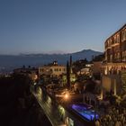 Abendliches Panorama von Taormina mit Etna