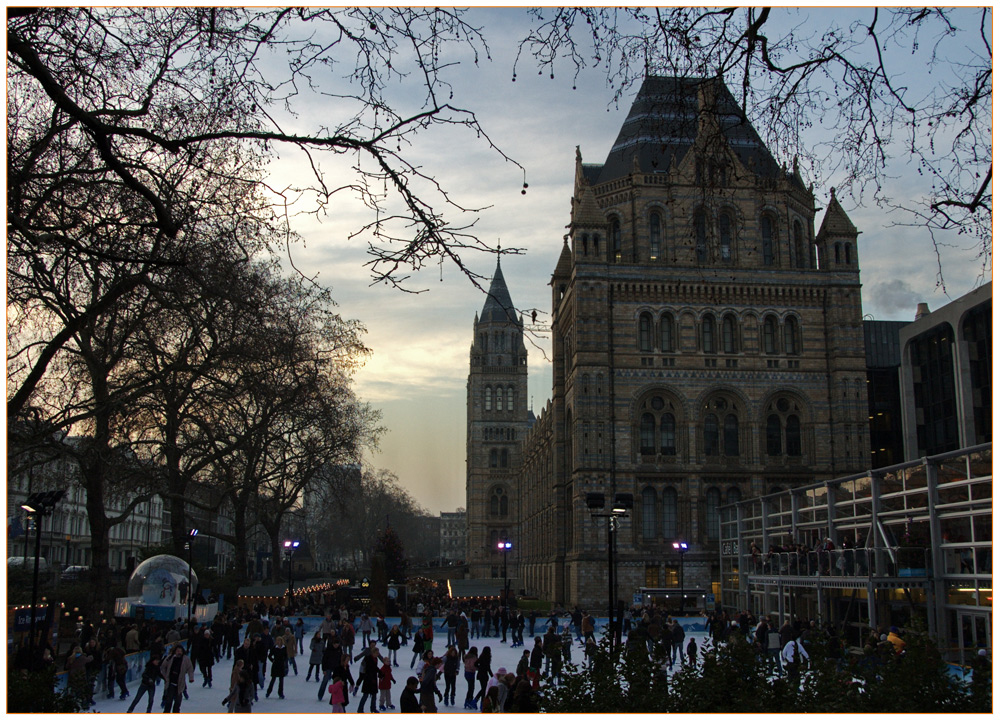 Abendliches Schlittschuhlaufen am Natural History Museum in London.