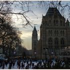 Abendliches Schlittschuhlaufen am Natural History Museum in London.