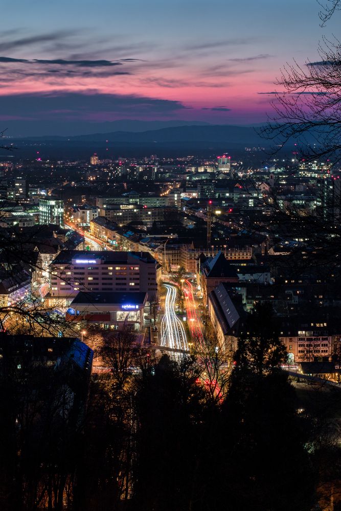 abendlich/nächtliches Freiburg vom Schlossberg aus