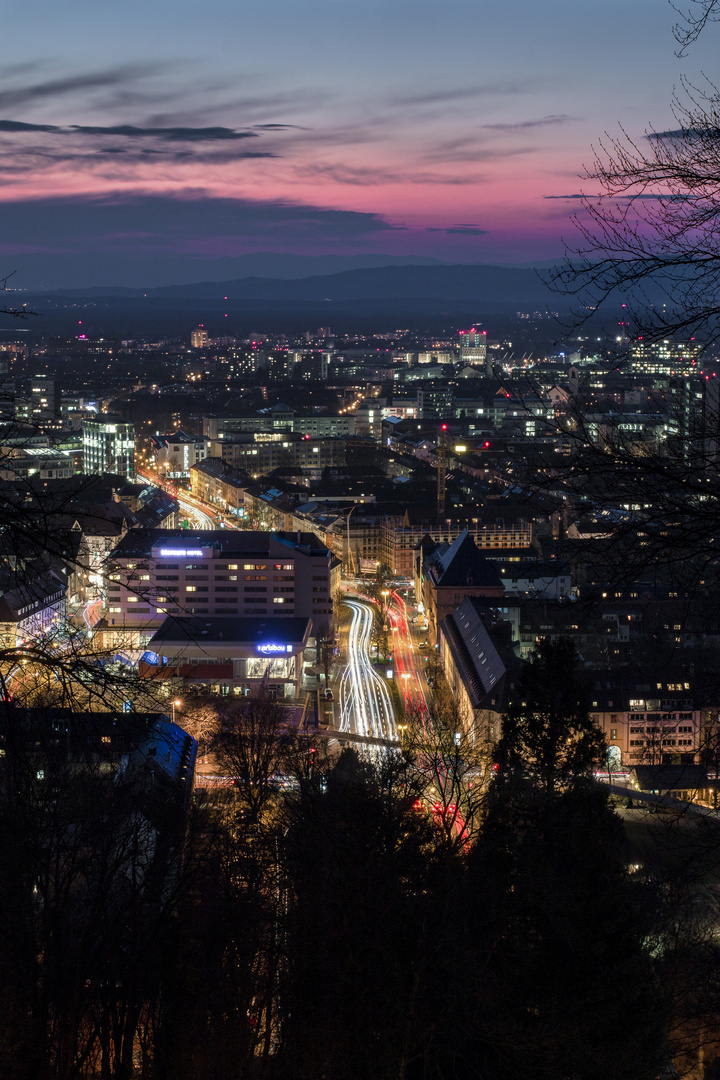 abendlich/nächtliches Freiburg vom Schlossberg aus