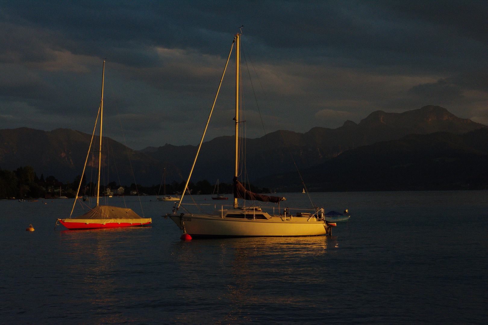 Abendlicht am Attersee mit Blick auf den Schafberg...