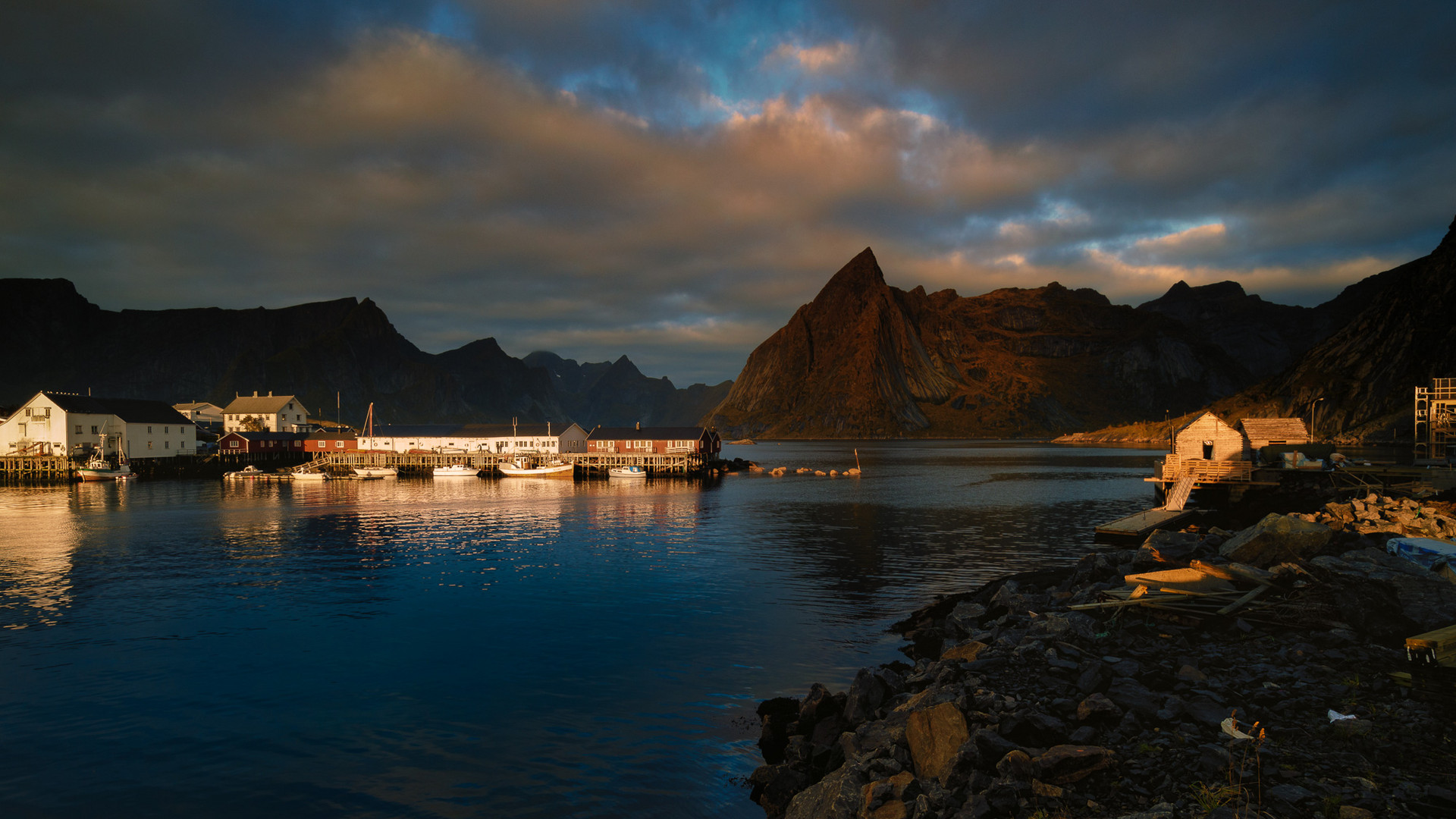 Abendlicht am Fjord