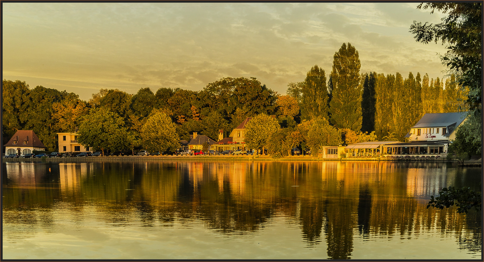 ABENDLICHT AM LAC DE GENVAL IN BELGIEN