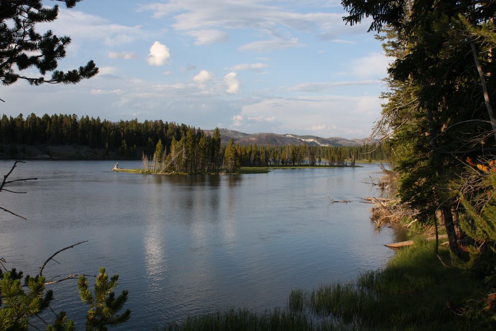 Abendlicht an der Fishing Bridge am Nordrand des Yellowstone Lake.