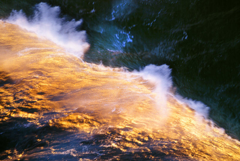 Abendlicht auf Brandungswelle (Teneriffa)