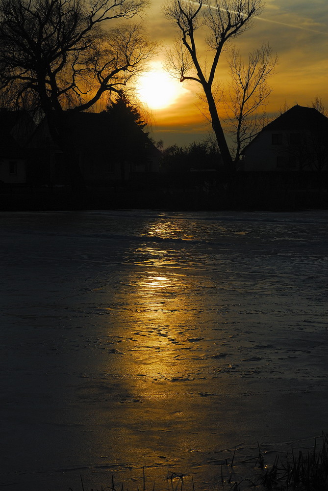 Abendlicht ,der gefrorene Dorfteich in Klebitz