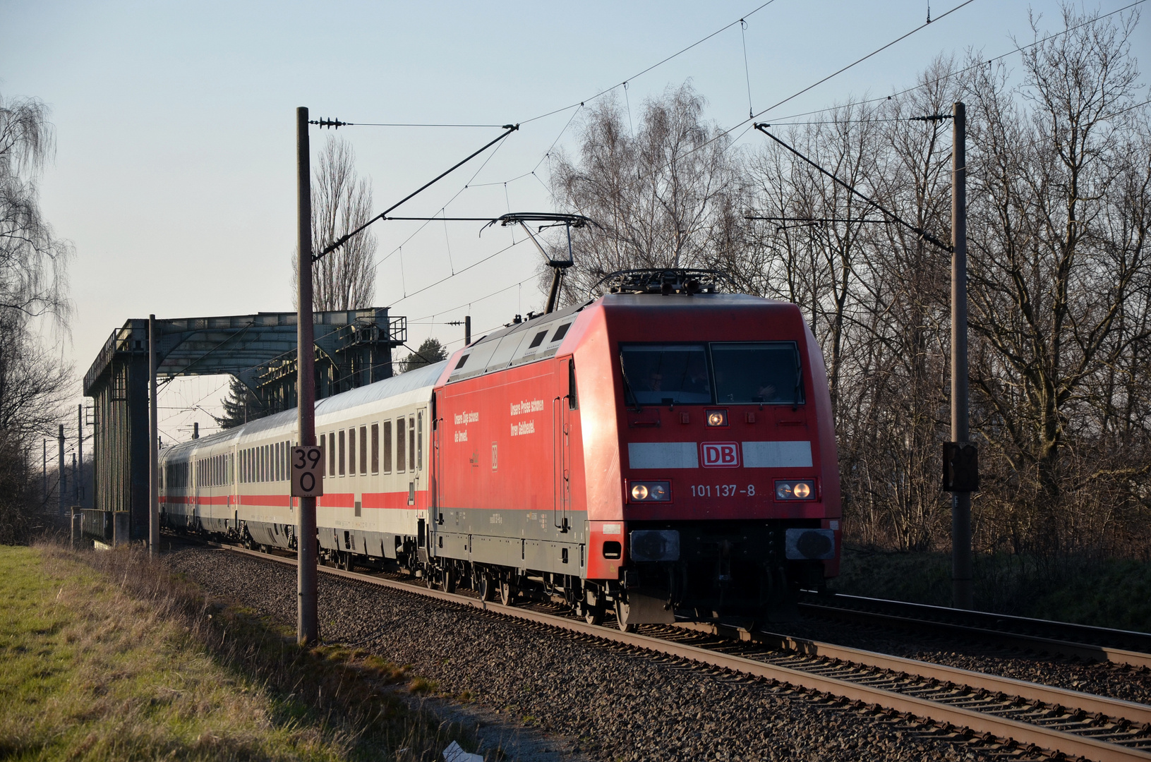 Abendlicht für den lokbespannten Fernreisezug