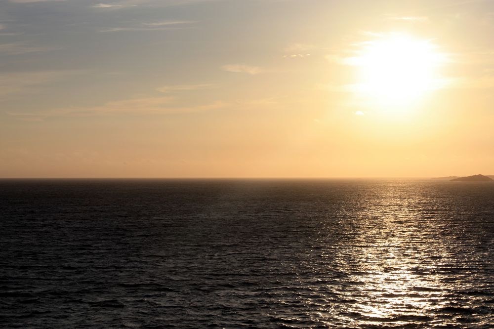 Abendlicht gegen 21 Uhr vor der Küste Norwegens