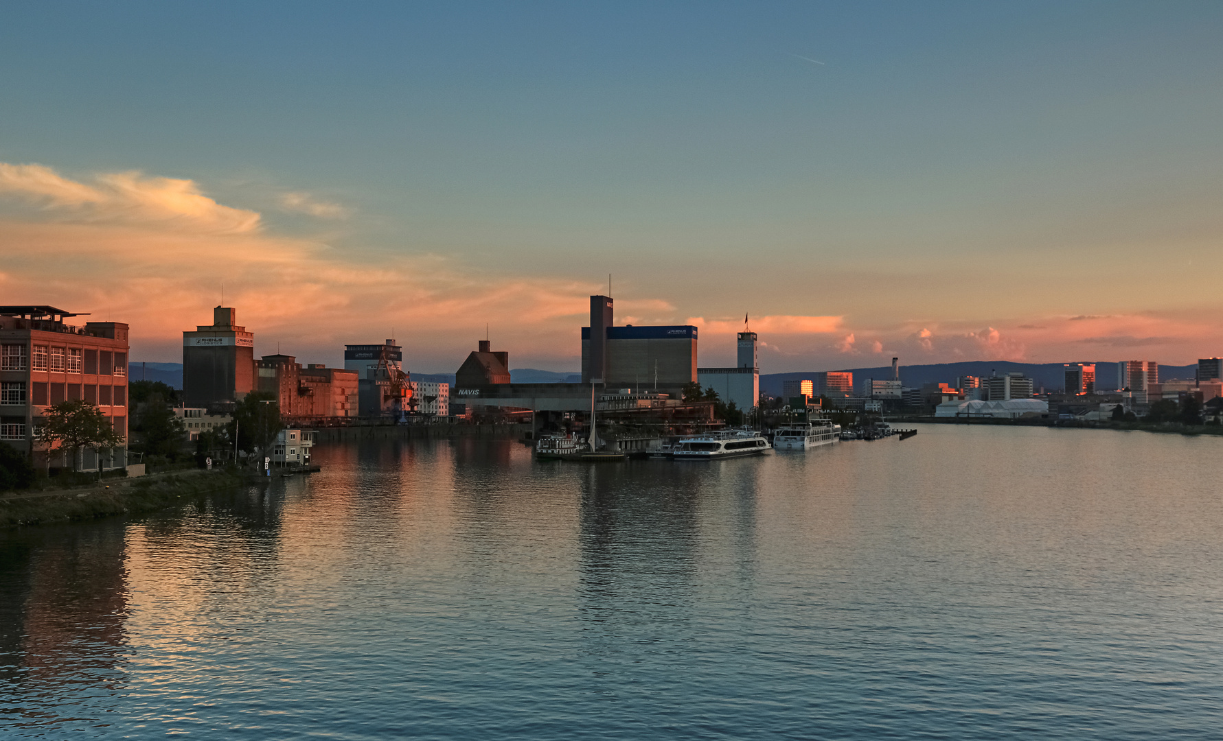 Abendlicht liegt über dem Rheinhafen