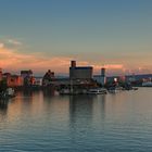 Abendlicht liegt über dem Rheinhafen