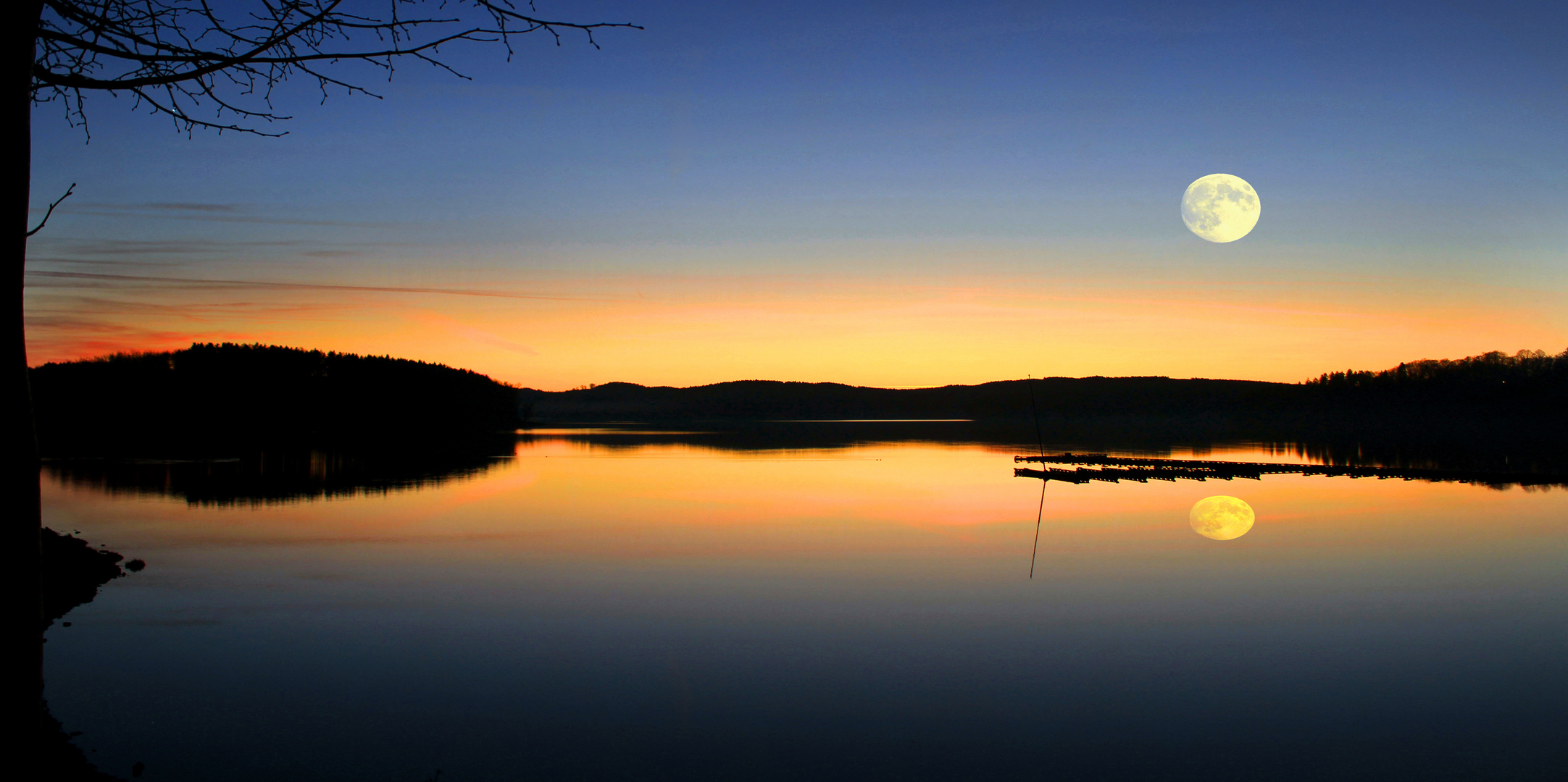 Abendlicht mit Mond, im Winter am Möhnesee, bei Delecke