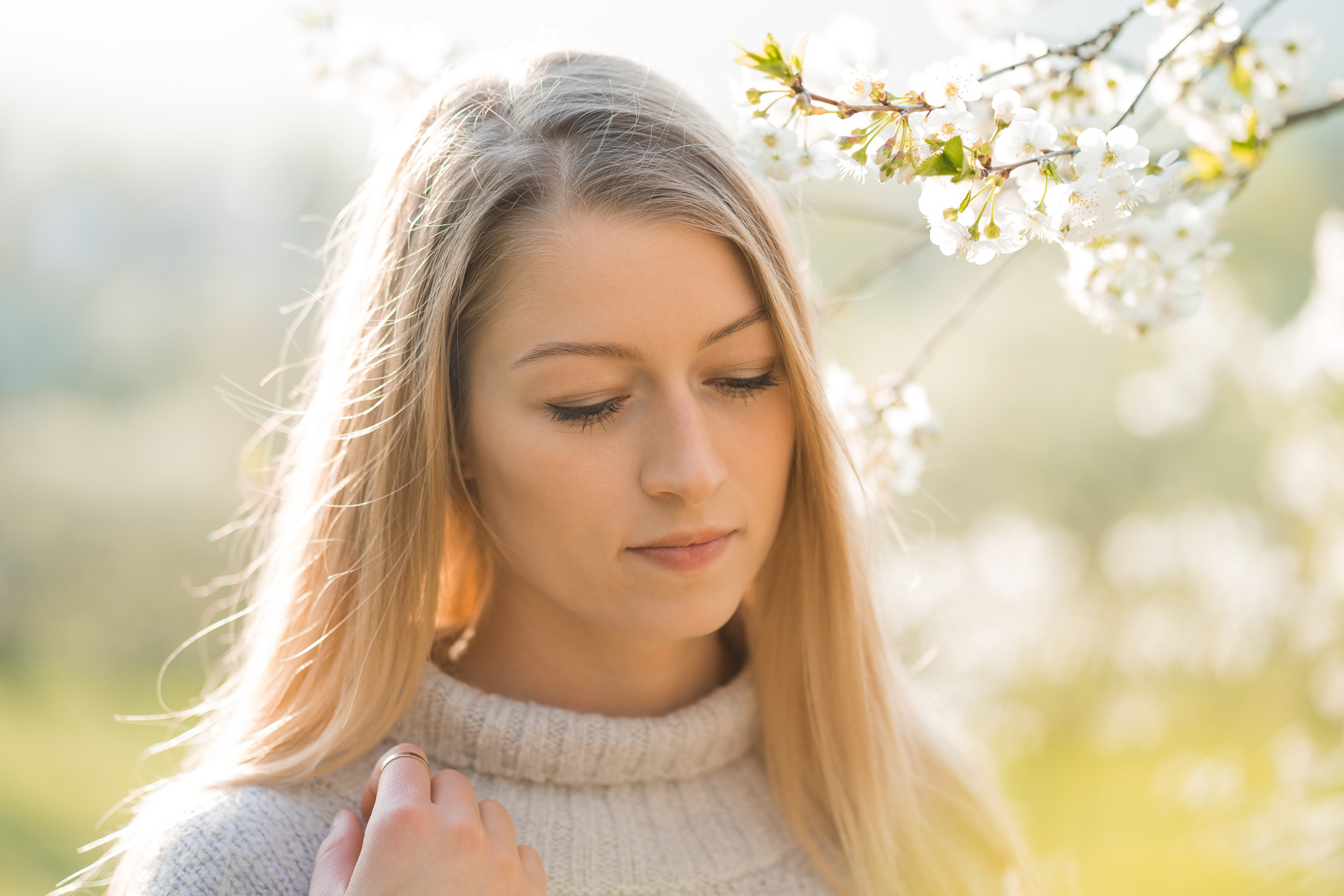 Abendlicht Portrait vor Blüten 