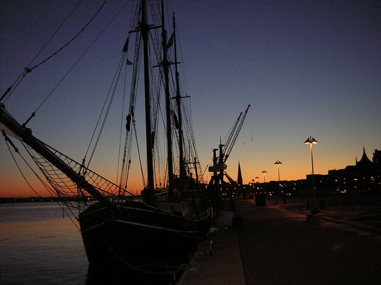 Abendlicht: Segelschiffe im Rostocker Stadthafen