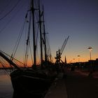 Abendlicht: Segelschiffe im Rostocker Stadthafen