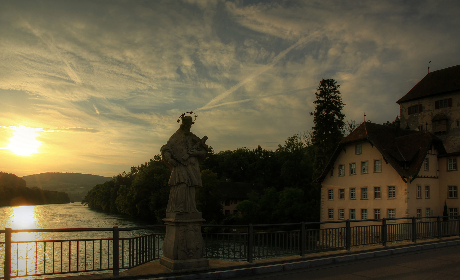 Abendlicht streift über den Rhein