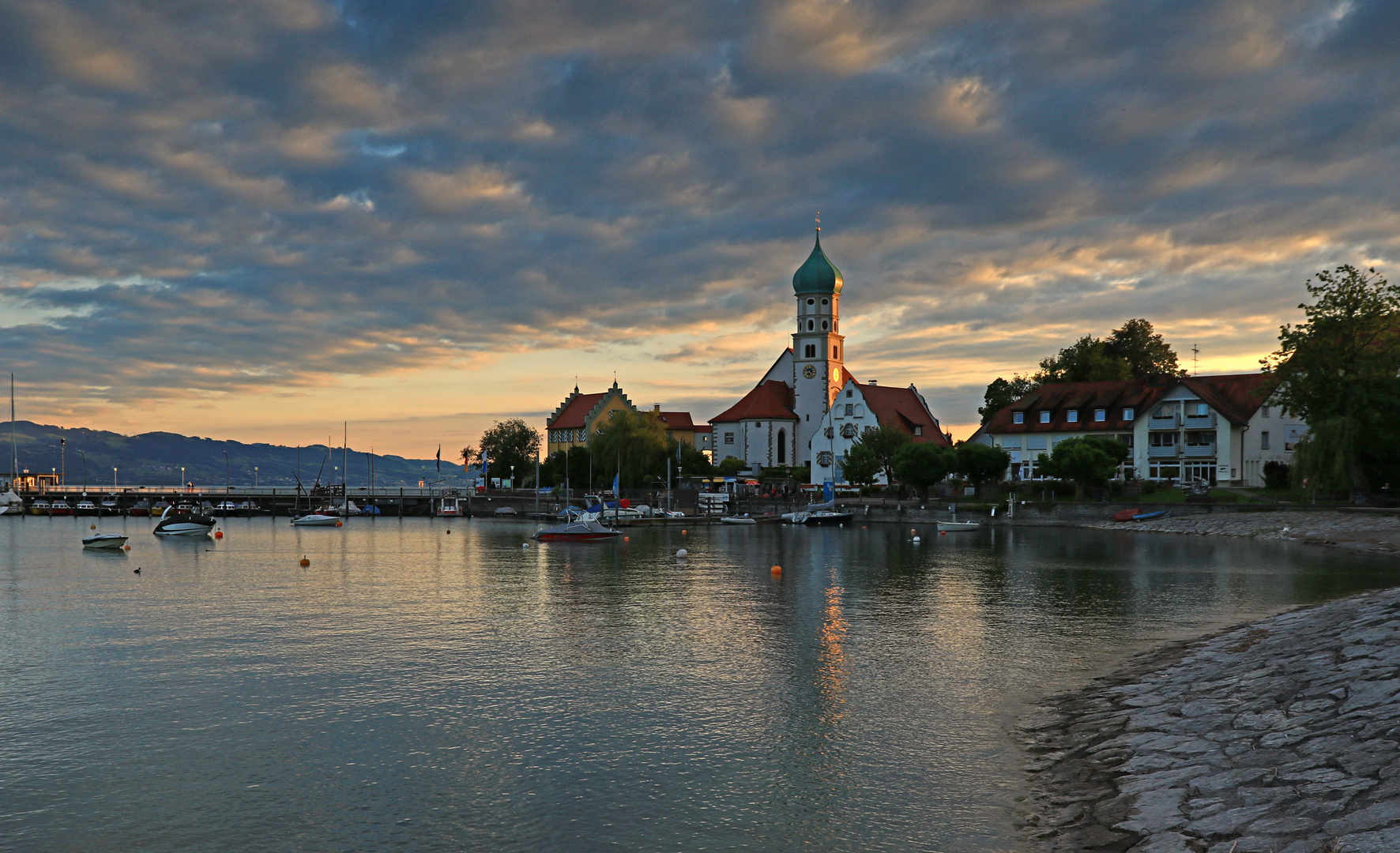 Abendlicht über Wasserburg am Bodensee