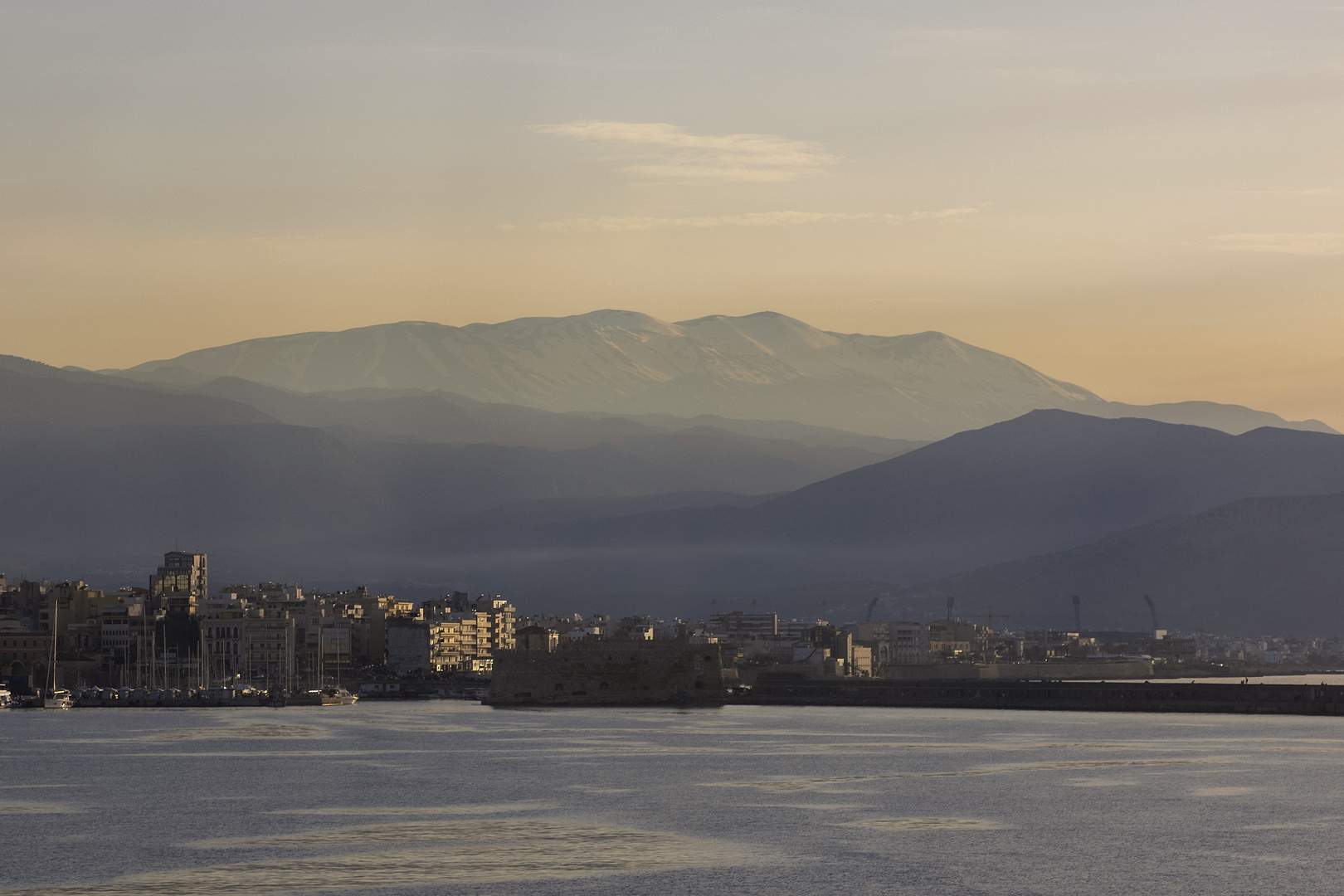 Abendlicht und schneebedeckte Berge 