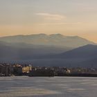 Abendlicht und schneebedeckte Berge 