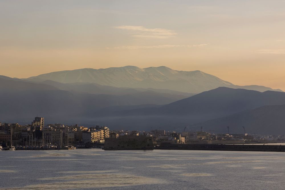 Abendlicht und schneebedeckte Berge 