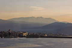 Abendlicht und schneebedeckte Berge 