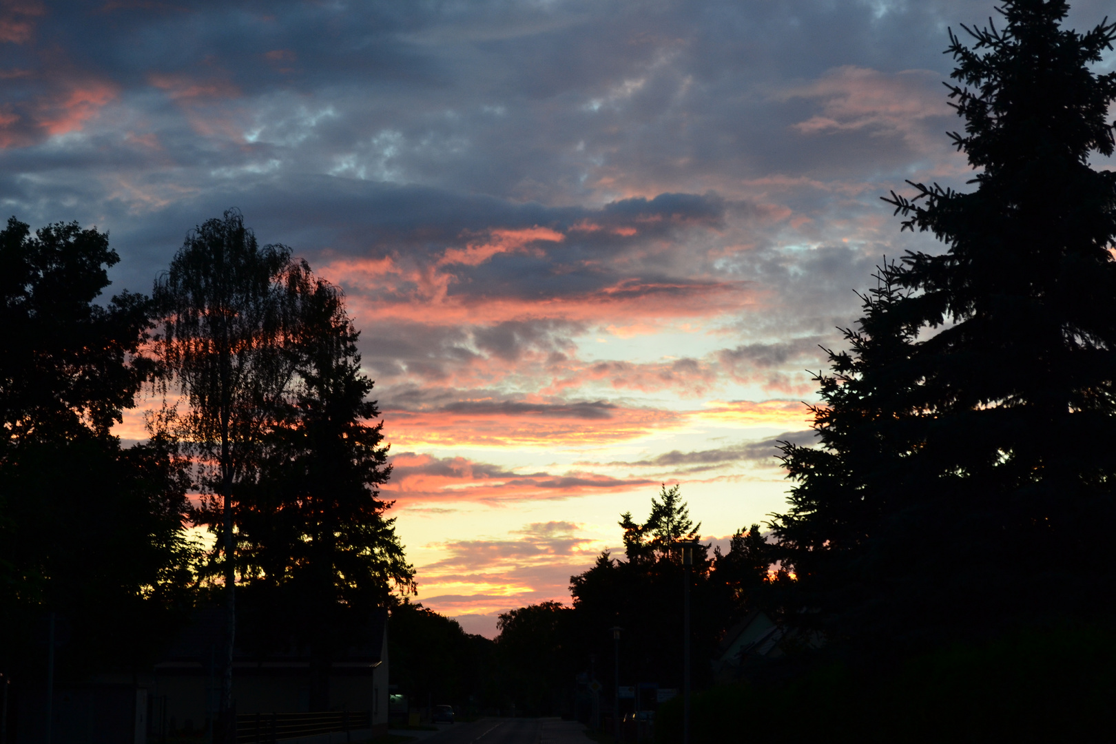 Abendröte an einer Straße