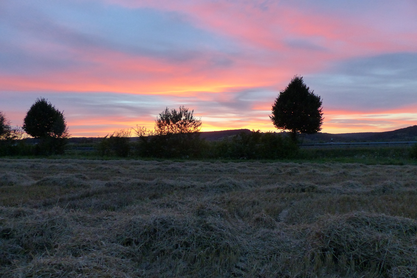 Abendromantik beim Mähen und Dreschen im Weserbergland