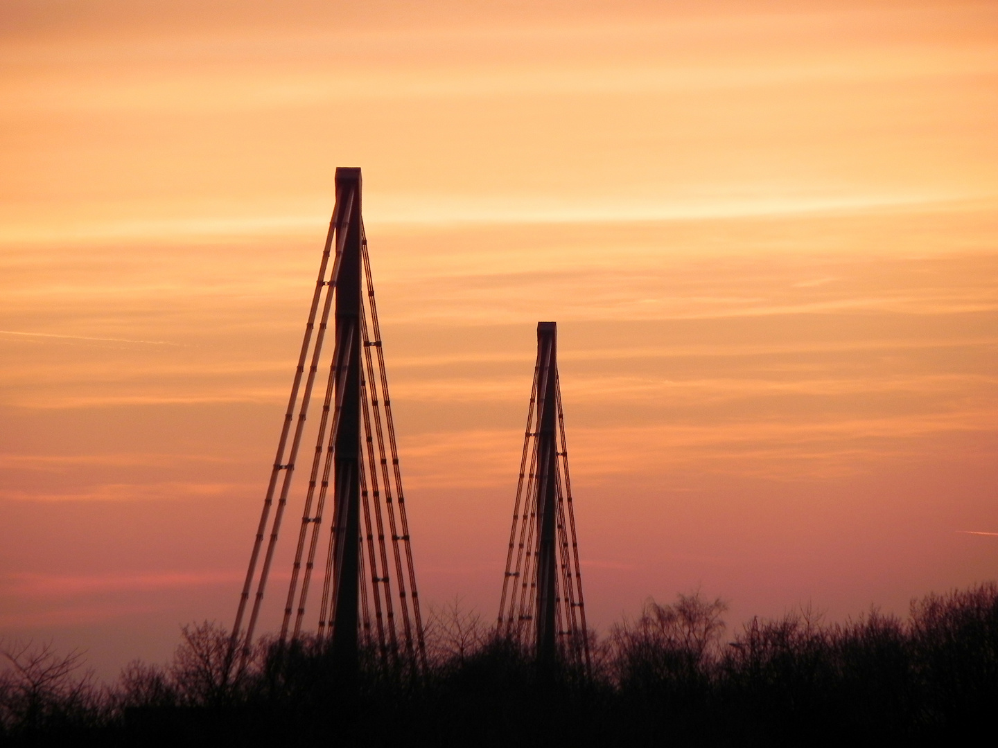 Abendrot an der A40-Rheinbrücke in Duisburg-Neuenkamp