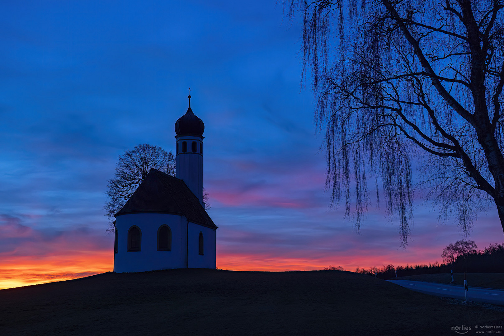 Abendrot an der Kapelle