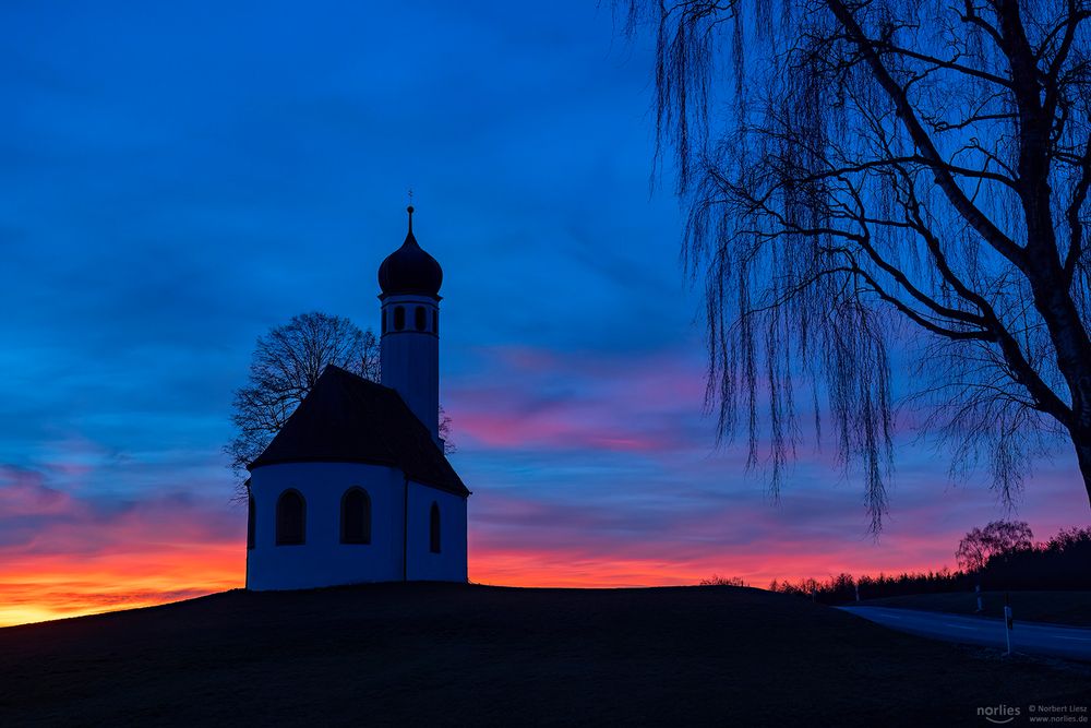 Abendrot an der Kapelle