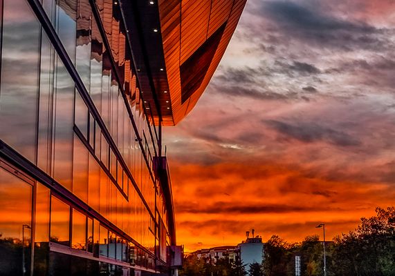 Abendrot an der Max-Schmeling-Halle in Berlin