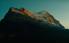 Abendrot beleuchtet den Eiger