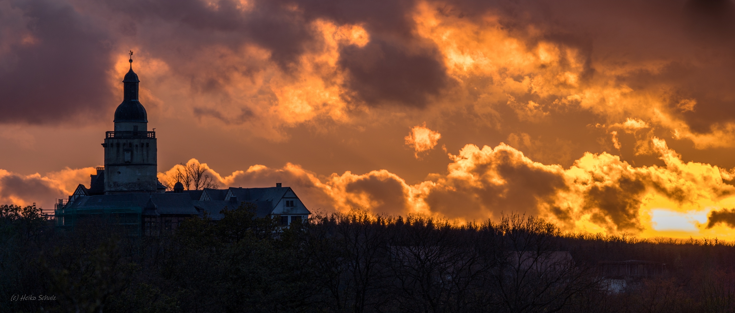 Abendrot hinter der Burg Falkenstein