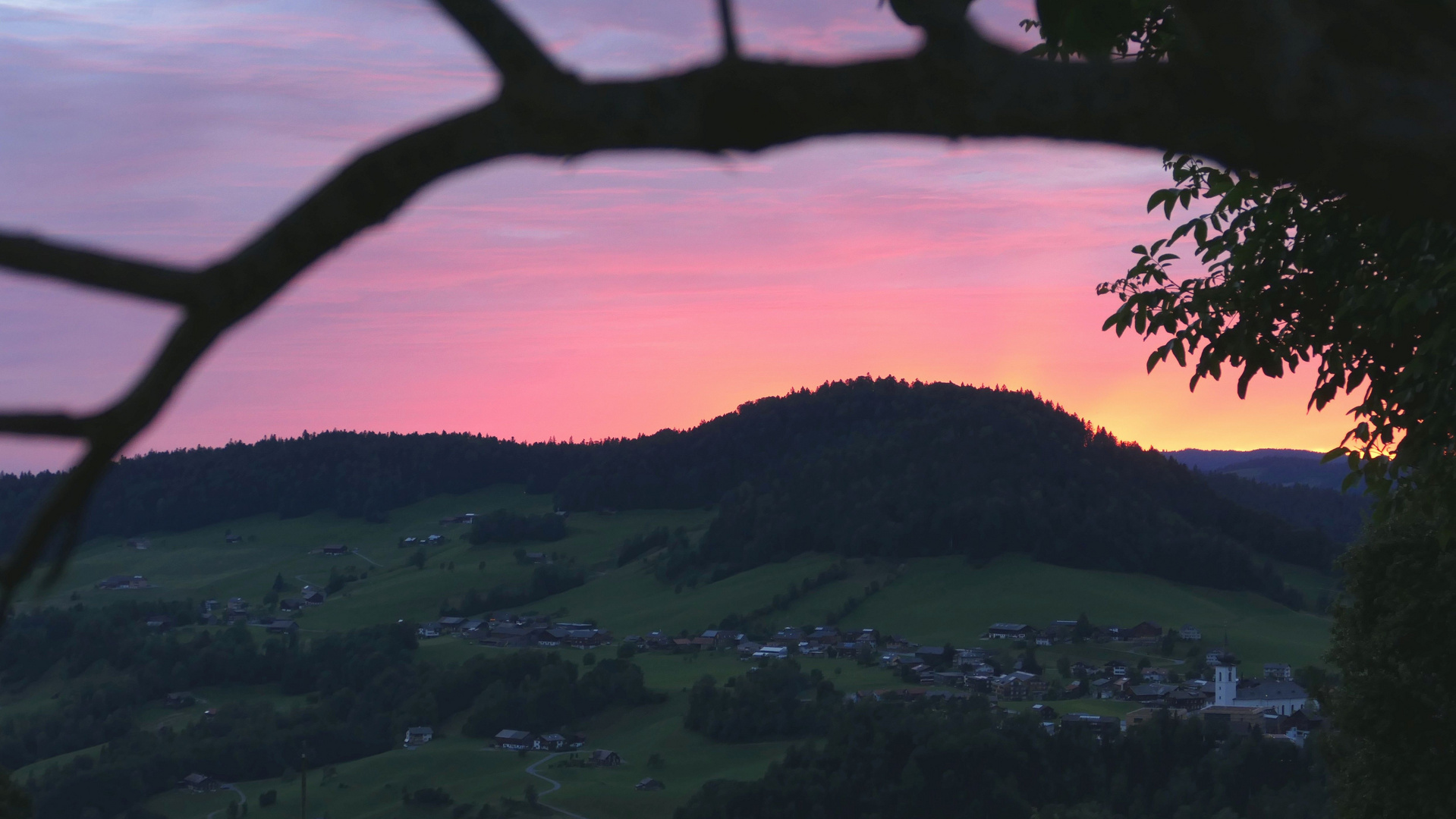 Abendrot hinter Hittisau und dem Rotenberg