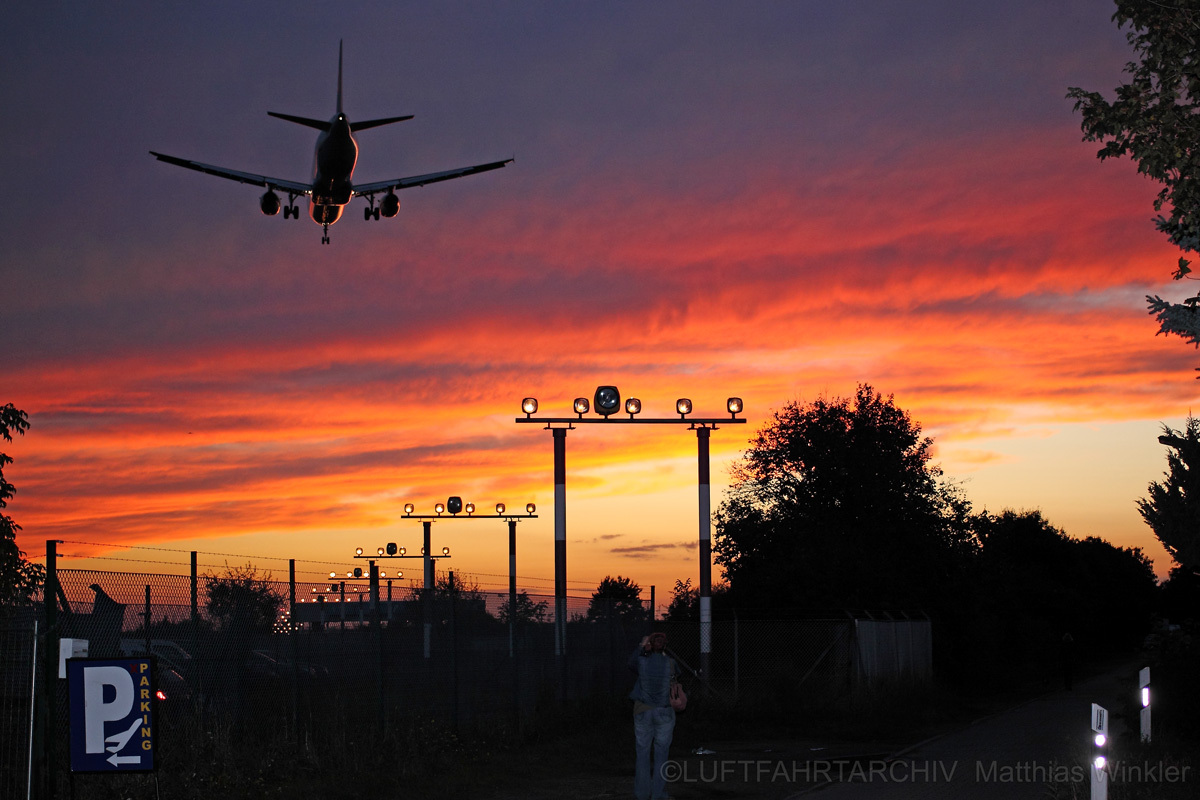 Abendrot im Endanflug am Flughafen Berlin-Tegel