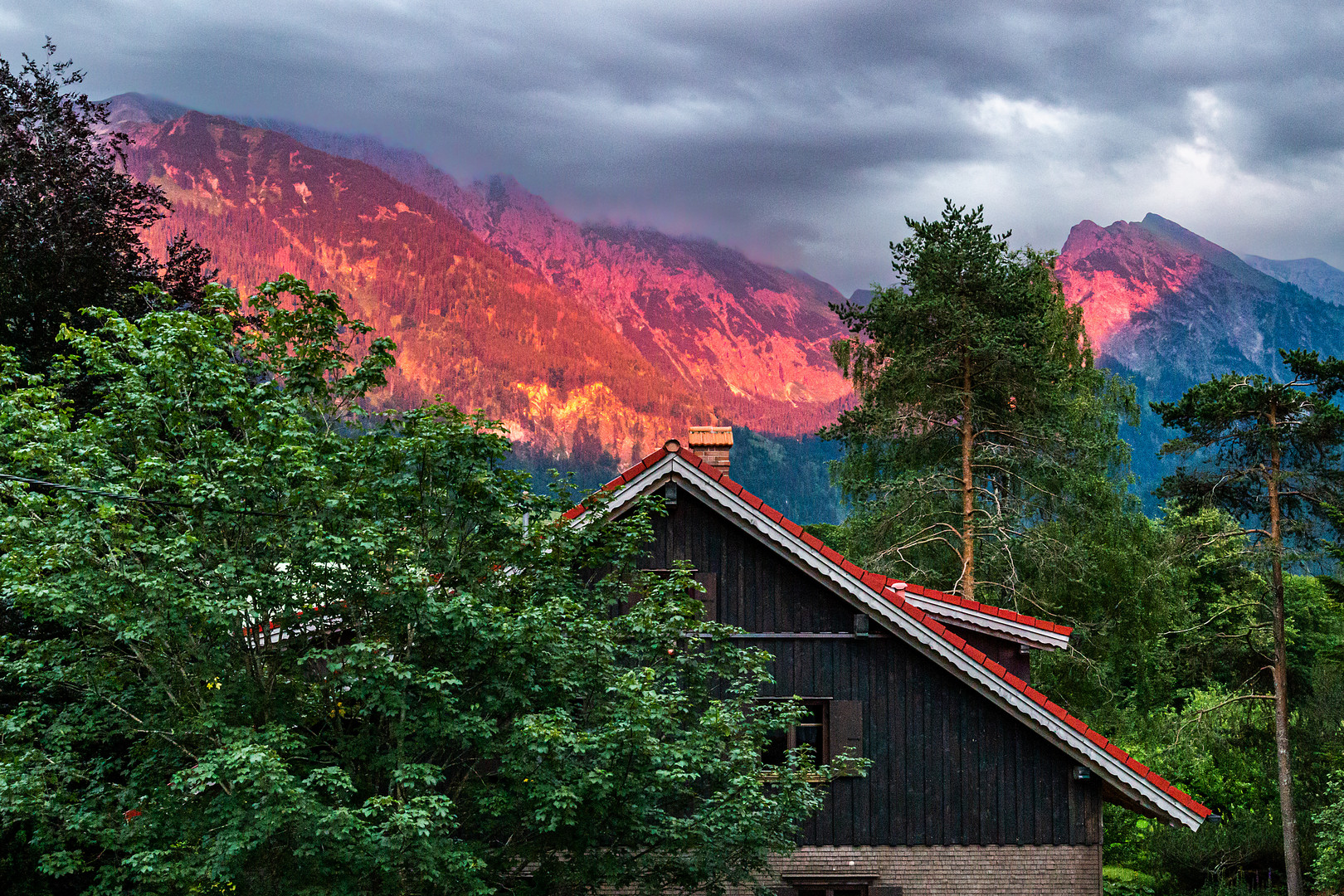 Abendrot im Rauhhornzug im Bergdorf Hinterstein