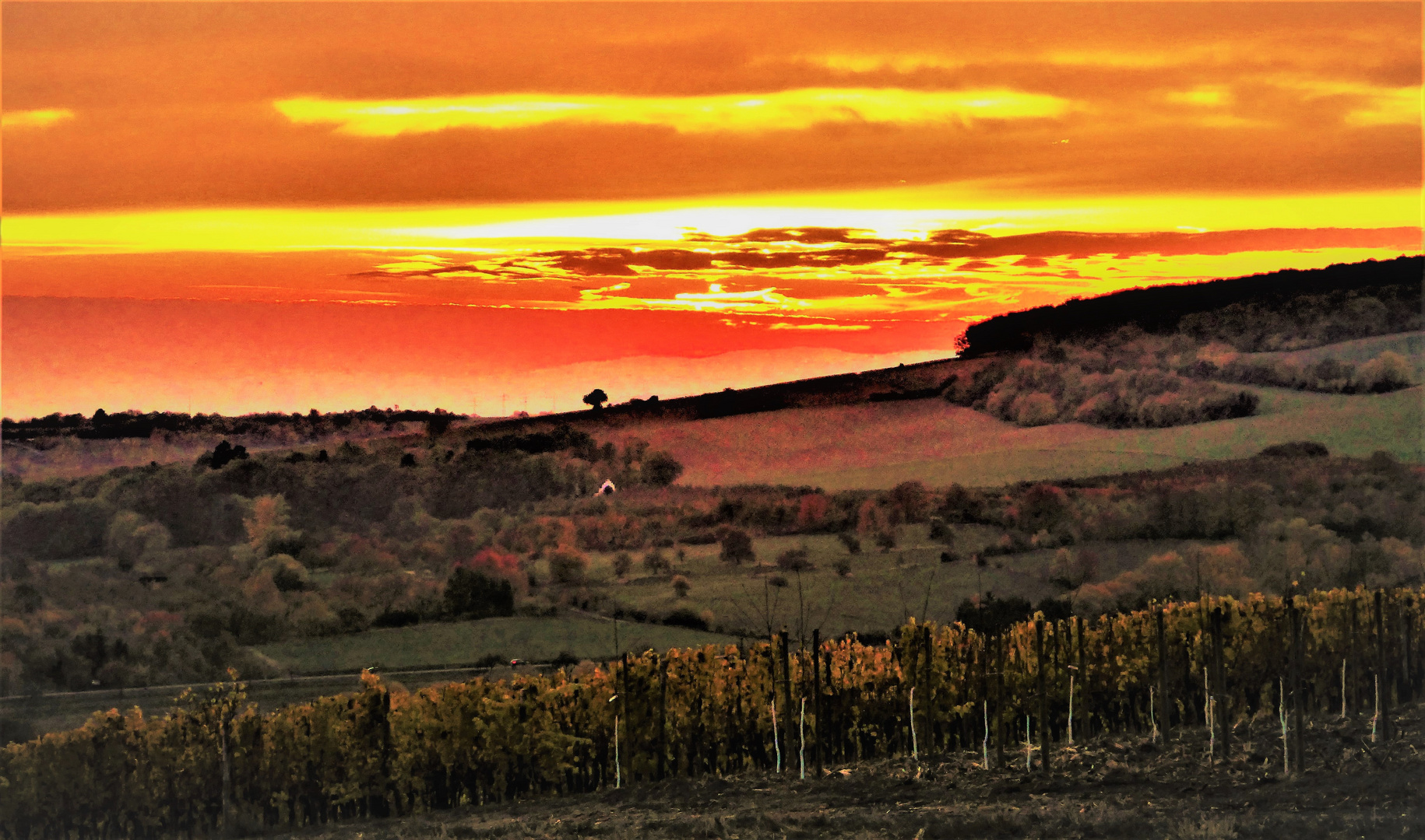 Abendrot jenseits der Hügellandschaft