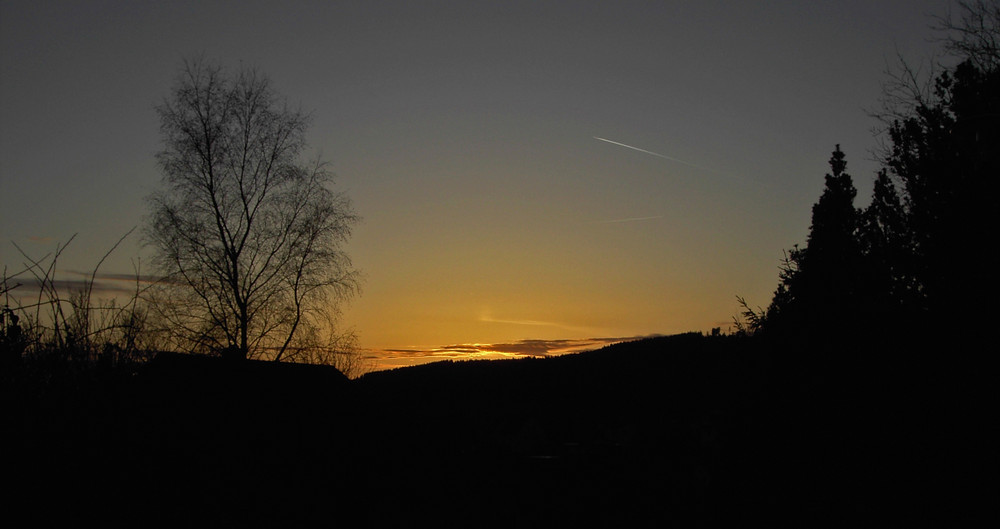 Abendrot mit Kondensstreifen