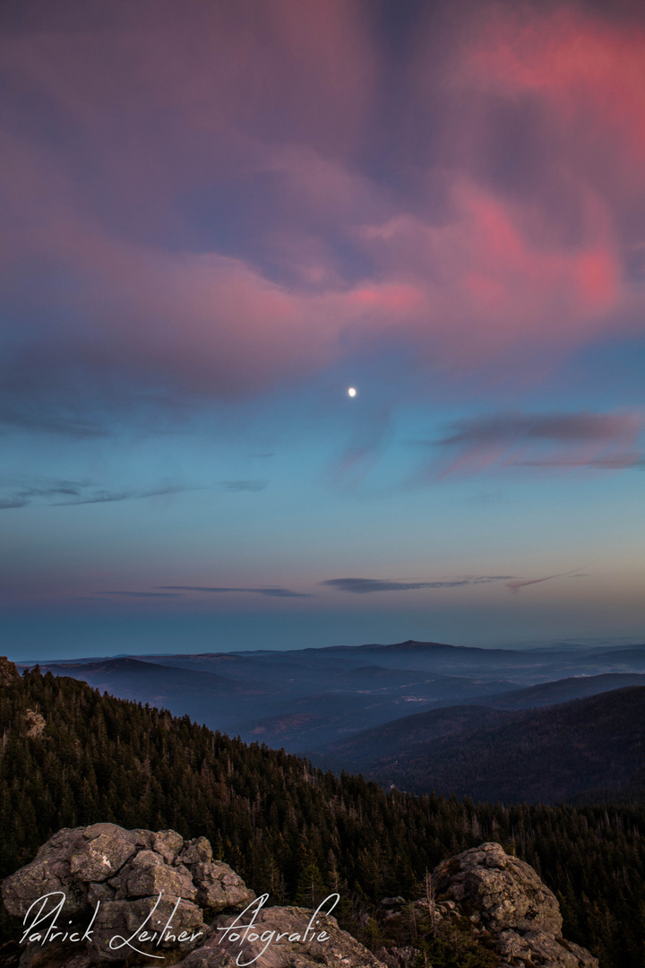 Abendrot mit Mond im Arberland