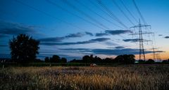 Abendrot mit romantischer Hochspannungsleitung