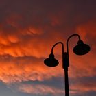 Abendrot mit Straßenlampen-Silhouetten