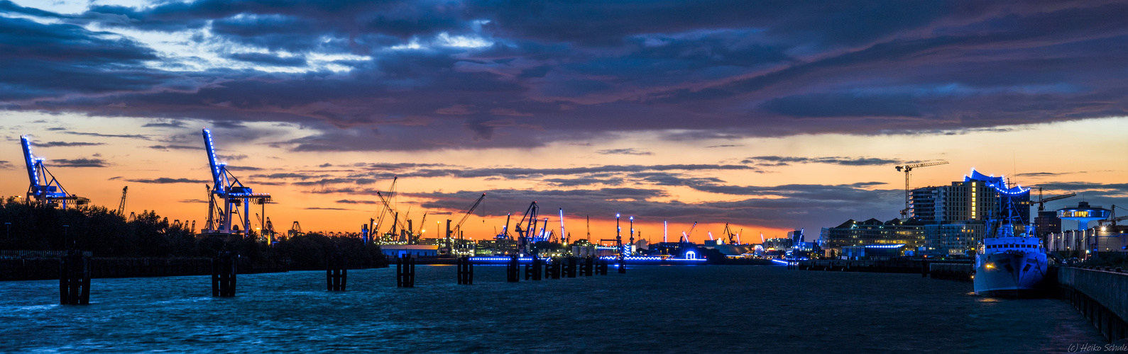 Abendrot über Blue Port Hamburg 2019