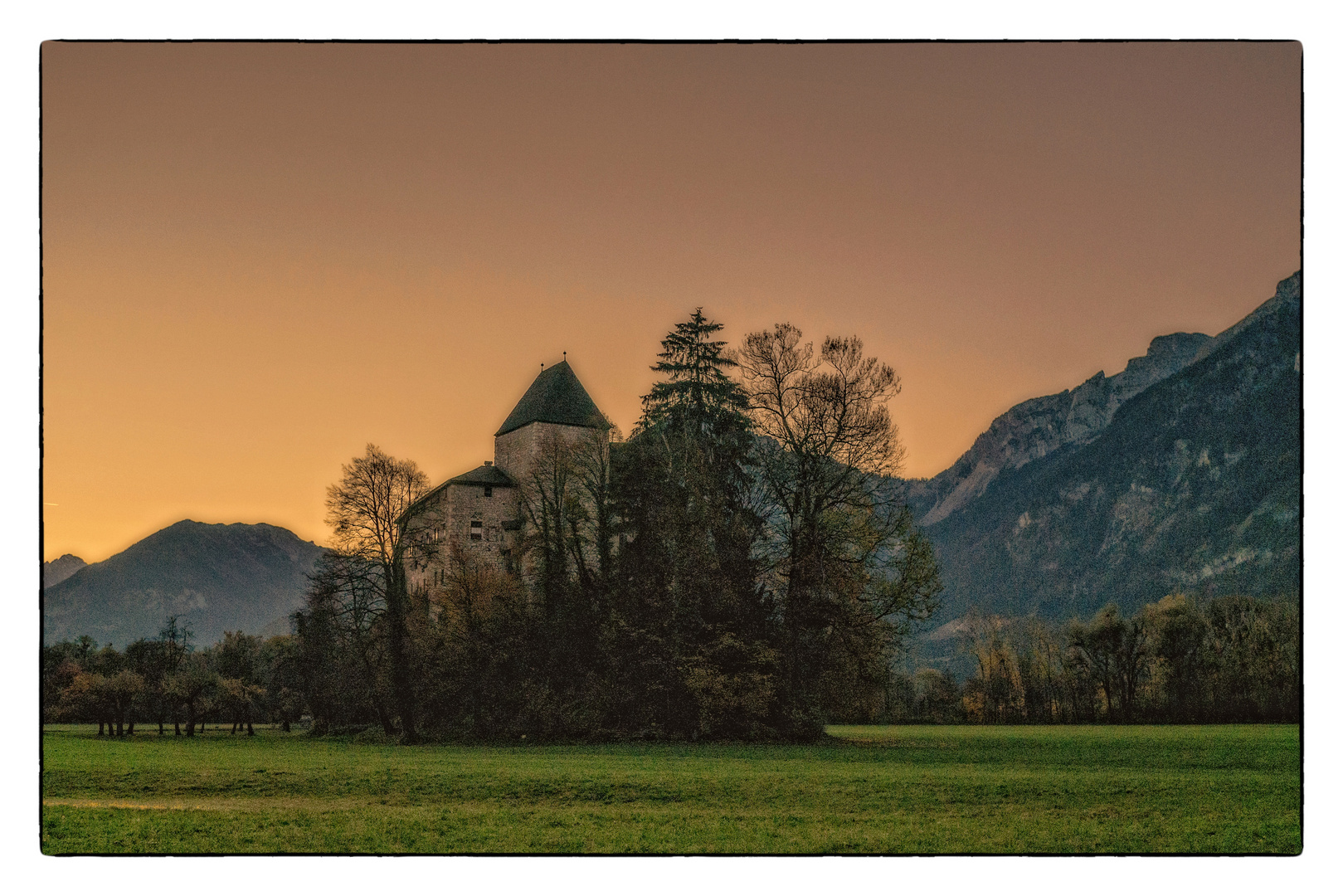 Abendrot über Burg Lichtenwerth