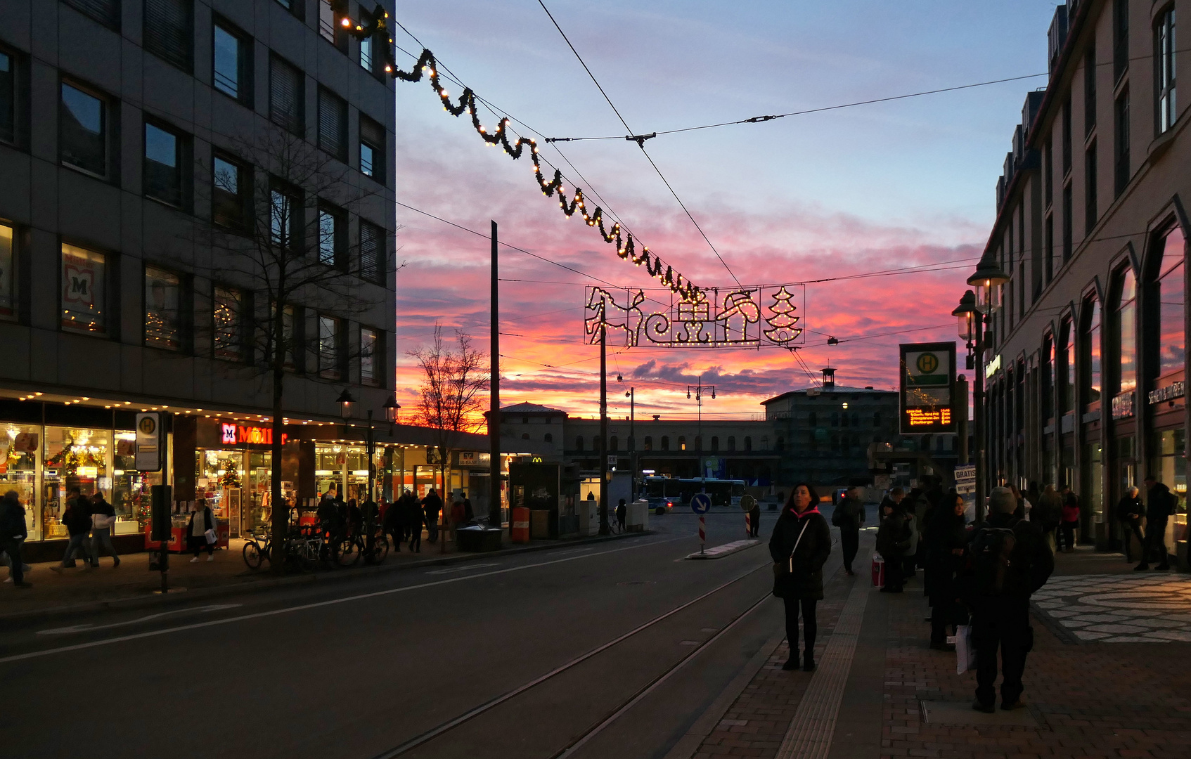 Abendrot über dem Hauptbahnhof Augsburg